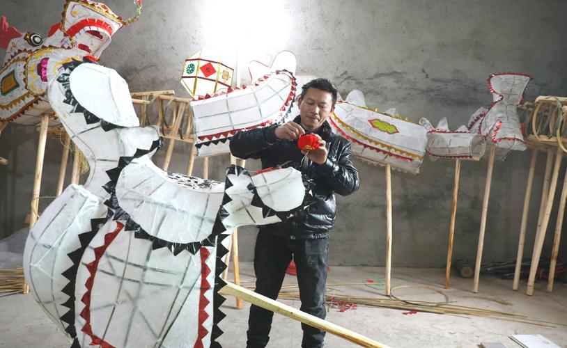 湖南双峰 赶制龙灯迎新春，舞动传统年味
