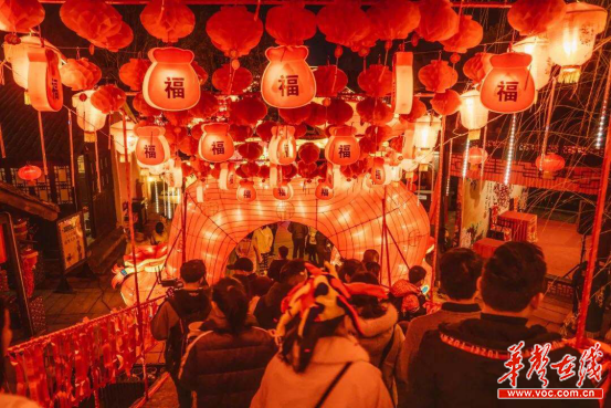 龙灯舞起来，年味浓起来——去芙蓉镇·红石林度假区过“非遗土家年”